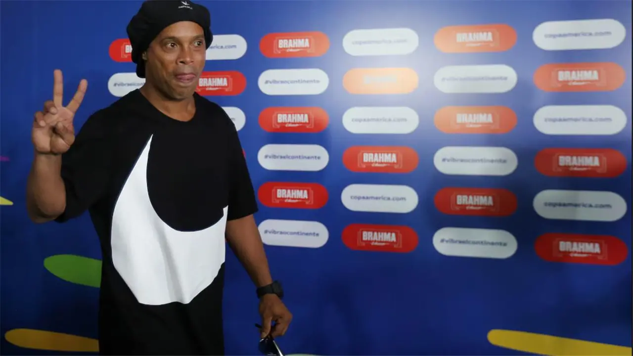 رونالدينيو يسرد كواليس مباراة منتصف الليل الاستثنائية.. ويختار ثنائيّه المفضّل في برشلونة